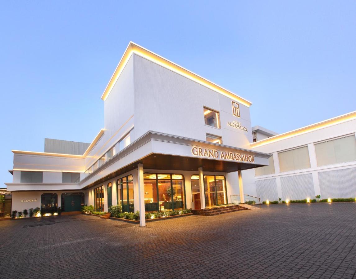 The Grand Ambassador Hotel Kottayam Extérieur photo