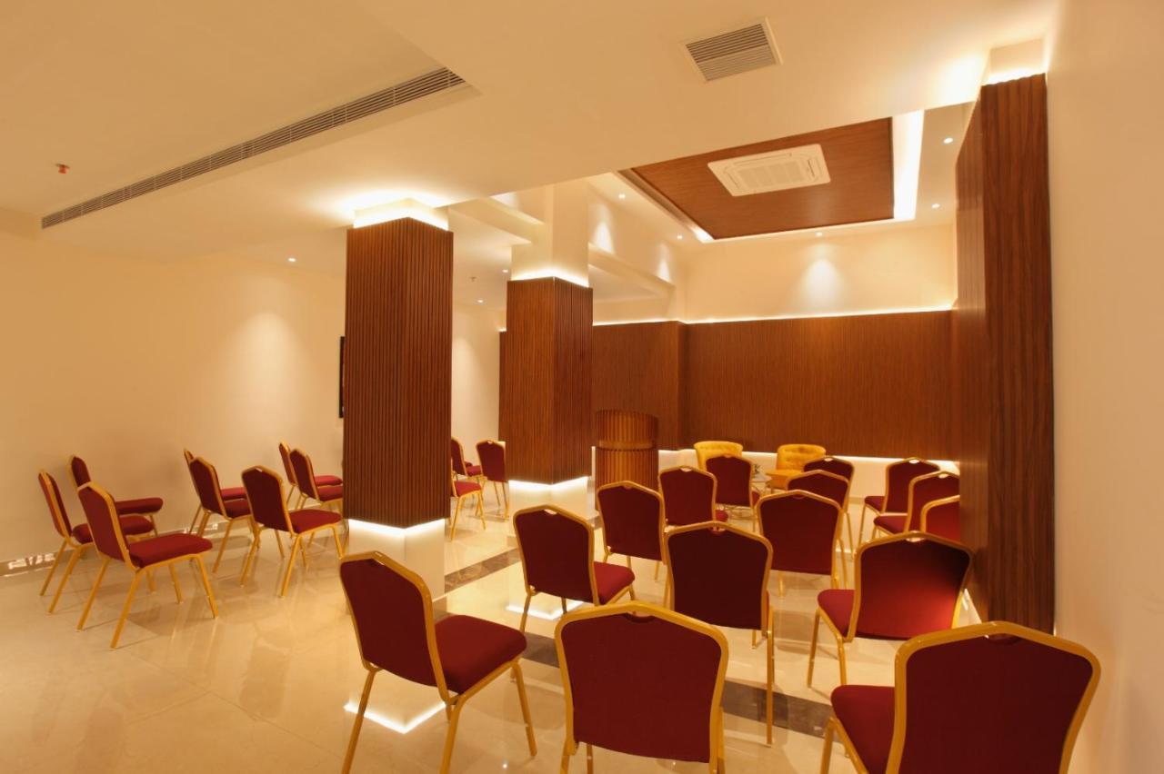 The Grand Ambassador Hotel Kottayam Extérieur photo